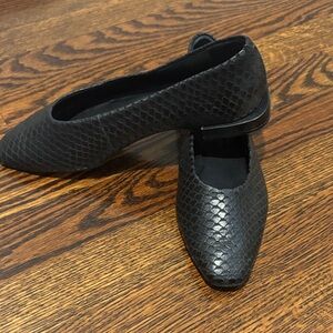 Saks Fifth Avenue Black Textured Women's Flats 5.5